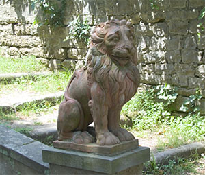 Leone in terracotta, Giardino Stibbert, Firenze.