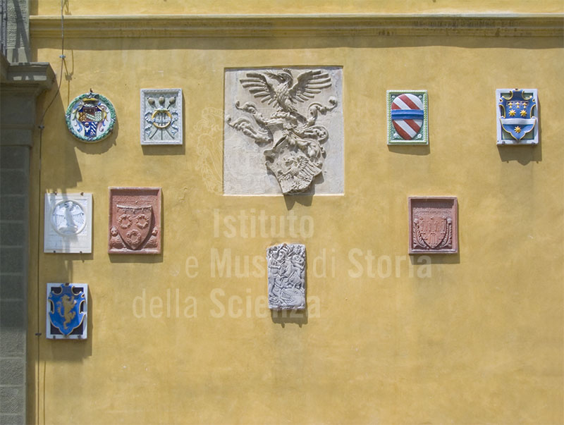 Stemmi sulla facciata interna del Museo Stibbert, Firenze.