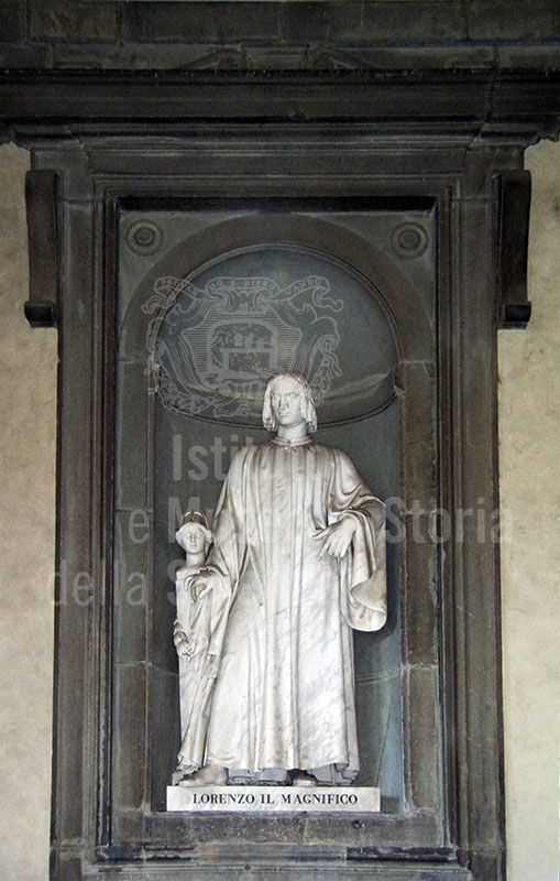 Statua di Lorenzo il Magnifico, Loggiato degli Uffizi, Firenze.