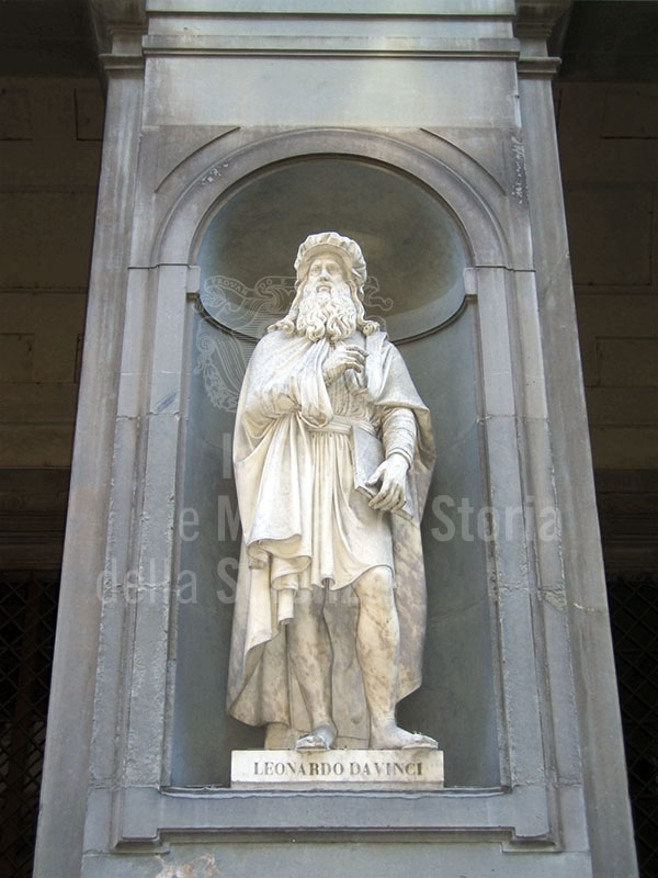 Statua di Leonardo da Vinci, Loggiato degli Uffizi, Firenze.