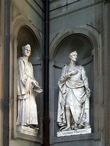 Statue di Francesco Guiciardini e Amerigo Vespucci, Loggiato degli Uffizi, Firenze.