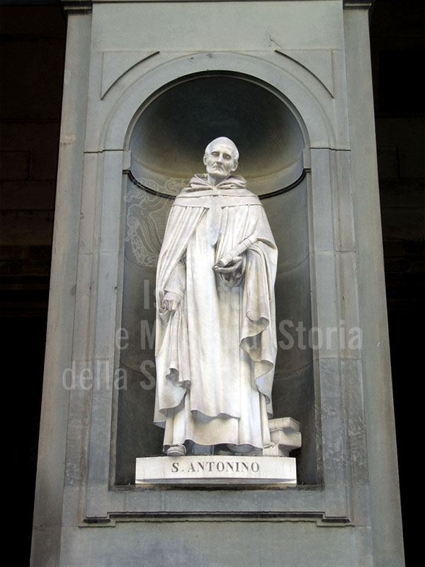 Statua di S. Antonino, Loggiato degli Uffizi, Firenze.