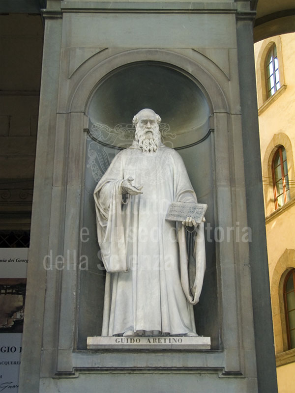 Statua di Guido Aretino, Loggiato degli Uffizi, Firenze.