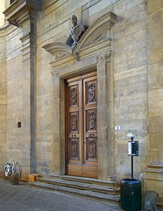 Door with Mannerist pediment under the Loggiato degli Uffizi.