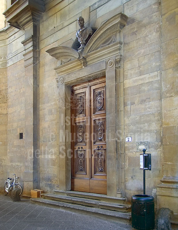 Door with Mannerist pediment under the Loggiato degli Uffizi.