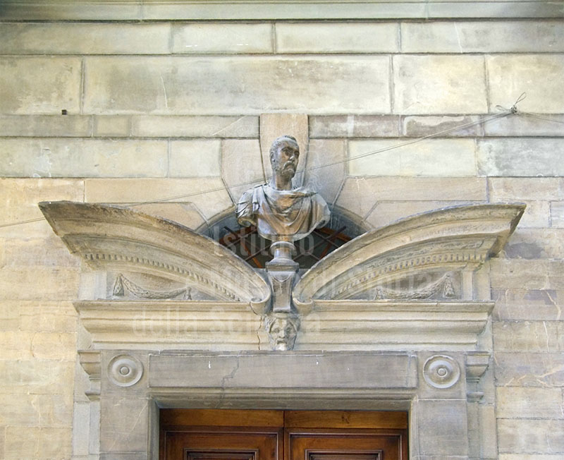 Portone d'ingresso manierista con busto. Loggiato degli Uffizi, Firenze.