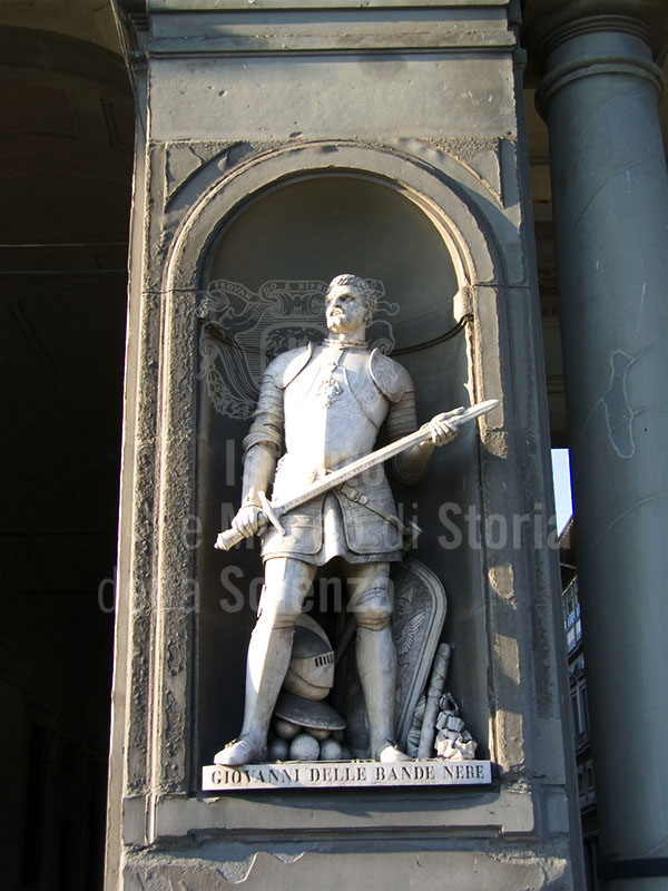 Statua di Giovanni dalle Bande Nere, Loggiato degli Uffizi, Firenze.
