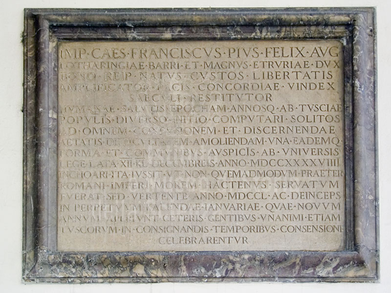 Lapide con iscrizione latina che ricorda l'adozione, alla fine del 1749, del calendario gregoriano in sostituzione di quello fiorentino, Loggia della Signoria, Firenze.
