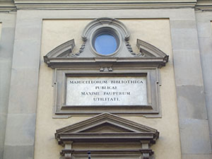 Lapide con iscrizione latina sulla facciata della Biblioteca Marucelliana, Firenze.
