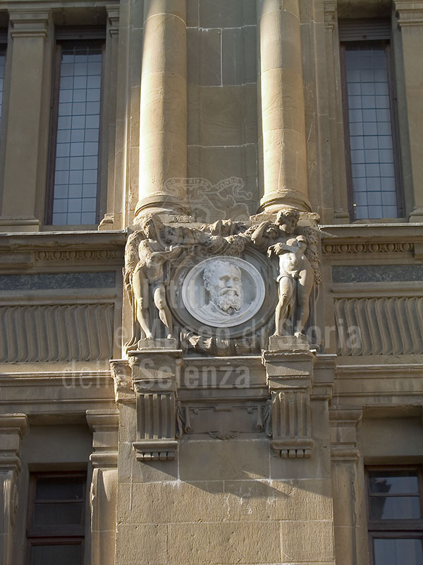Bassorilievo sulla facciata della Biblioteca Nazionale Centrale di Firenze.
