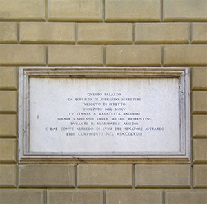 Iscrizione lapidea su Palazzo Serristori, Firenze.