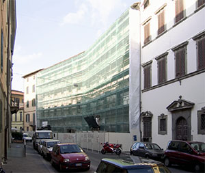 Facciata del Dipartimento di Linguistica di Pisa durante i lavori di restauro (agosto 2004).