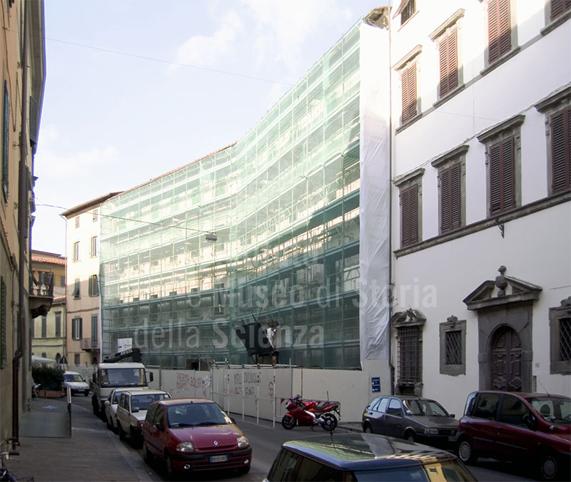 Facciata del Dipartimento di Linguistica di Pisa durante i lavori di restauro (agosto 2004).