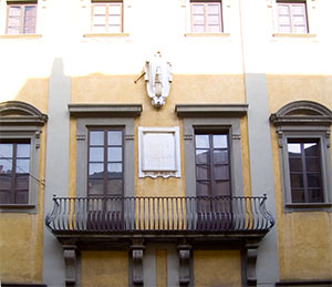 Particolare della facciata della Domus Galilana, Pisa.
