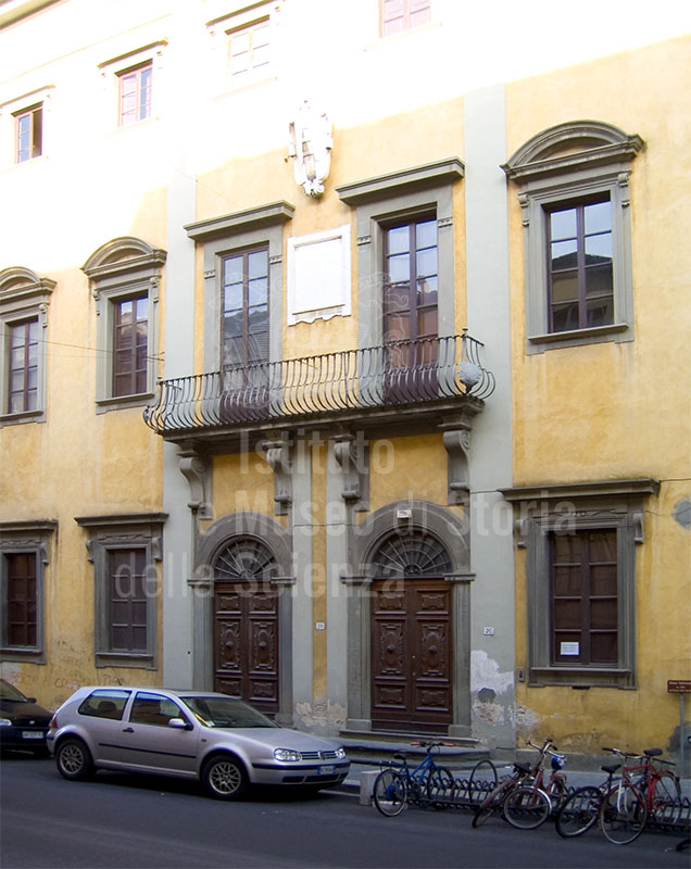 Portone d'ingresso della Domus Galilana, Pisa.