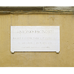 Lapide commemorativa apposta nel 1934 sulla facciata della casa di Antonio Pacinotti, Pisa.