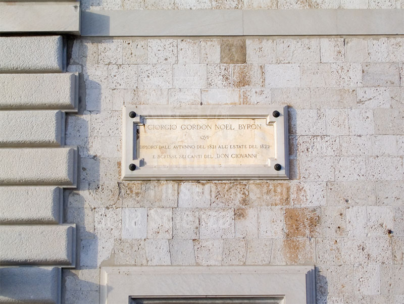 Inscription on stone on the facade of the State Archive of Pisa.