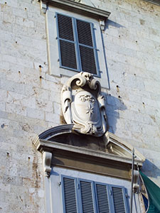Stemma sulla facciata dell'Archivio di Stato di Pisa.