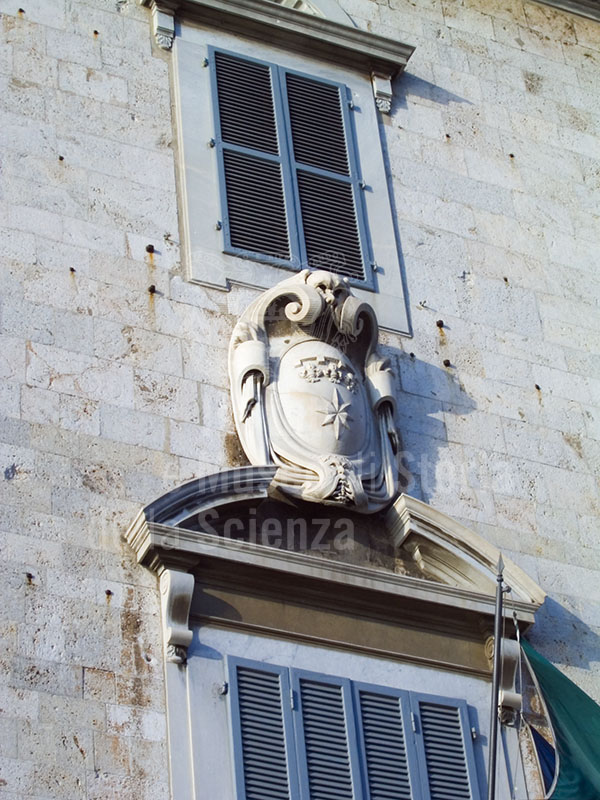 Coat of arms on the facade of the State Archive of Pisa.