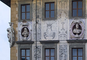 Busti sulla facciata della Scuola Normale Superiore, Pisa.