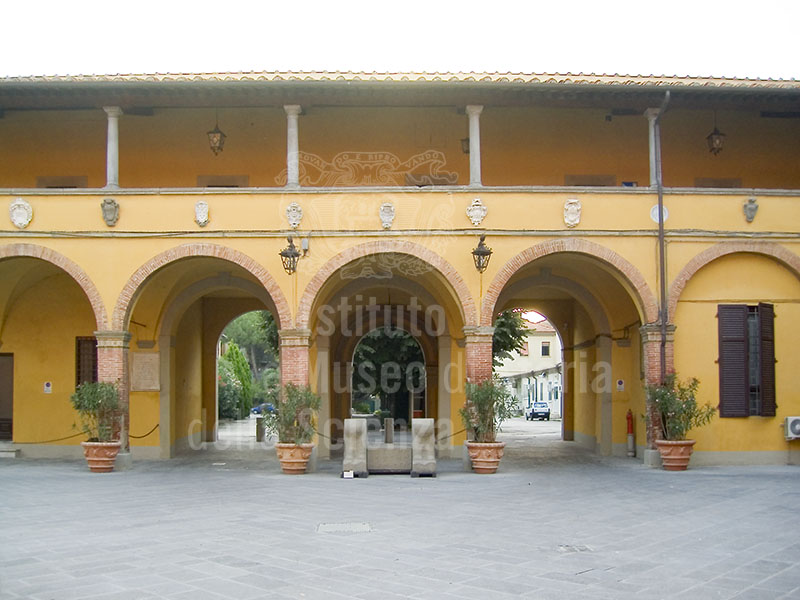 Cortile degli Spedali Riuniti di Santa Chiara, Pisa.