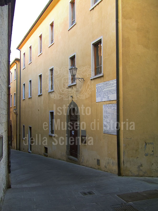 Faade of town hall of Campiglia Marittima, on which appears a table of conversion for measurements.