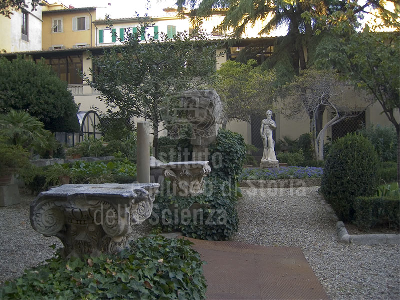 Il giardino del Museo Archeologico di Firenze.
