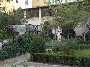 Il giardino del Museo Archeologico di Firenze.