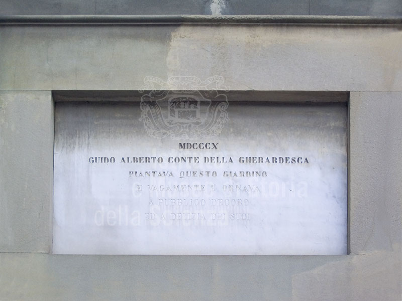 Lapide commemorativa del conte Guido Alberto della Gherardesca, fondatore del Giardino della Gherardesca, Firenze.