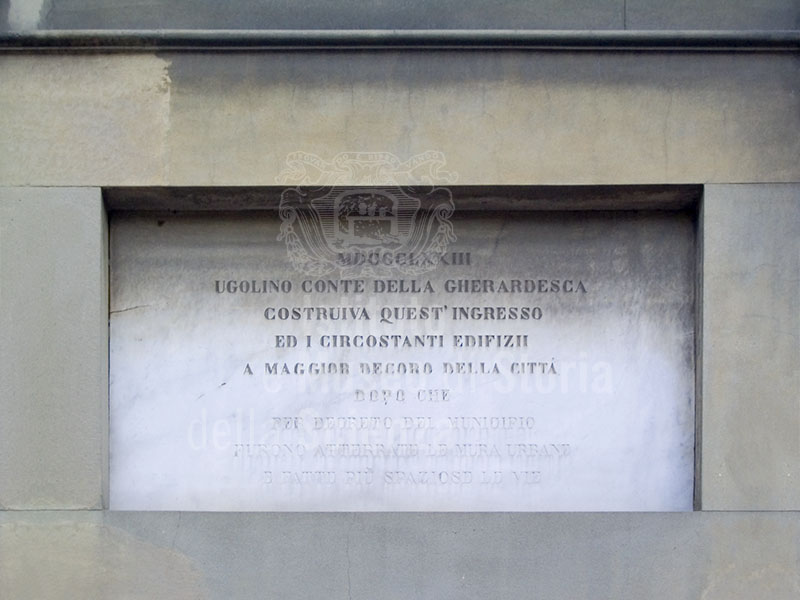Lapide commemorativa del conte Ugolino della Gherardesca, che ristruttur il Giardino della Gherardesca, Firenze.