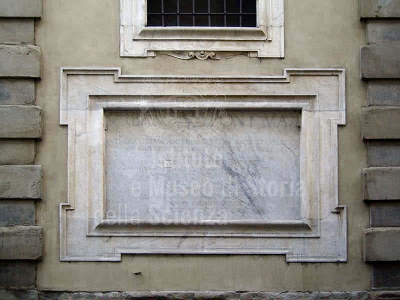 Iscrizione lapidea sulla facciata del Liceo Michelangiolo, Firenze.