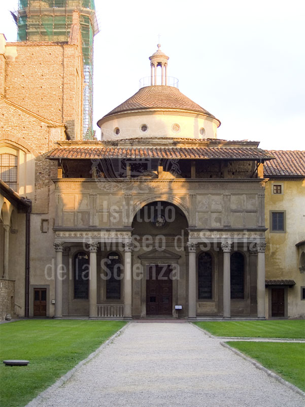 Esterno della Cappella de' Pazzi nel complesso Monumentale di Santa Croce, Firenze. Uno dei primi esempi di architettura rinascimentale ad opera di Filippo Brunelleschi.