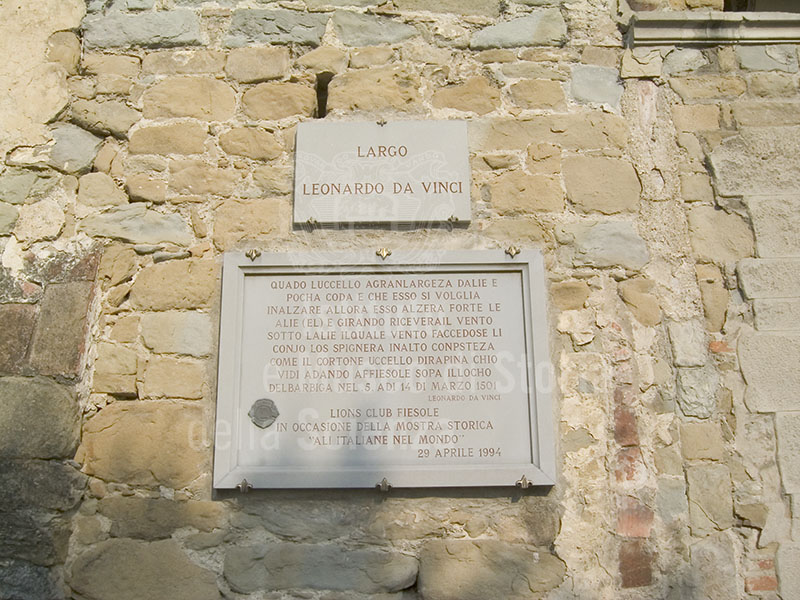 Stone tablet with inscription in Largo Leonardo da Vinci, Fiesole.