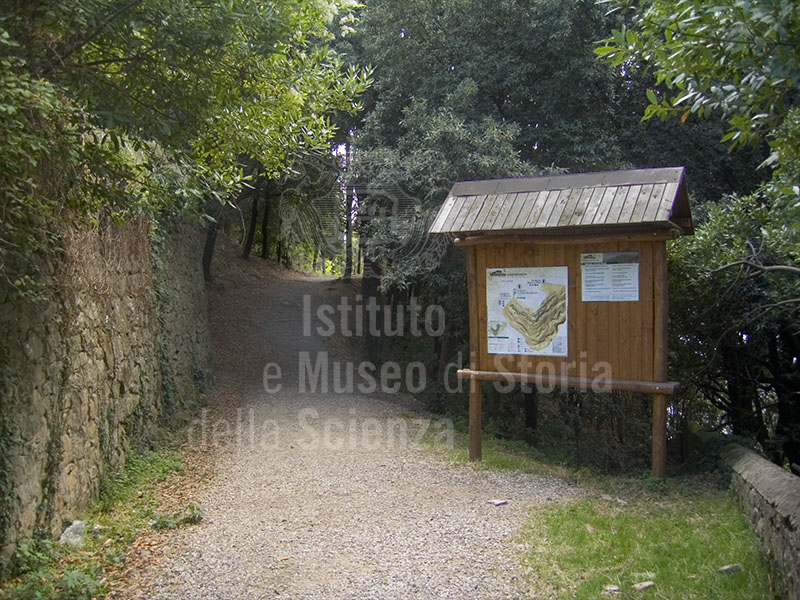 Cartello segnaletico ad uno degli ingressi del Parco di Montececeri, Fiesole.