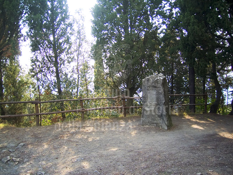 Cippo nel Parco di Montececeri, Fiesole.