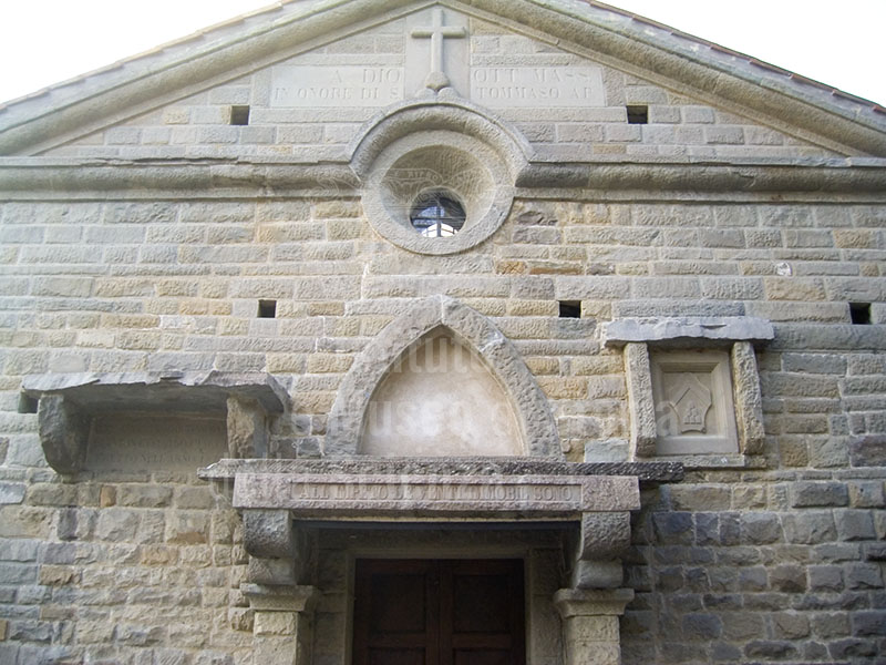 Particolare della facciata della Cappella su via Boccaccio all'interno di Villa Schifanoia, Fiesole.