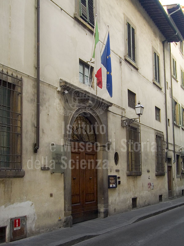 Portone d'ingresso dell'Opificio delle Pietre Dure, Firenze.