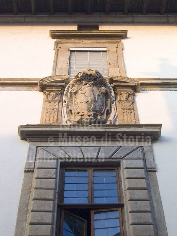 Stemma sulla facciata di Palazzo Giugni, Firenze.