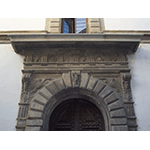 Fregio sul portone di Palazzo Giugni, Firenze.