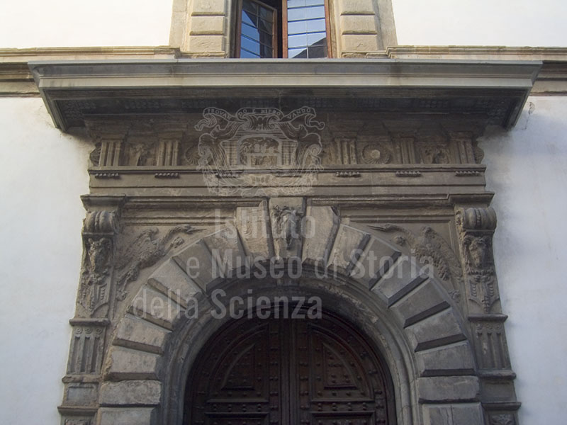 Fregio sul portone di Palazzo Giugni, Firenze.