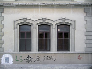 Particolare della facciata del Liceo Linguistico Statale e Liceo Pedagogico Sociale "Giovanni Pascoli", Firenze.