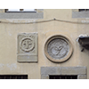Stemmi sulla facciata dell'Accademia delle Arti del Disegno, Firenze.