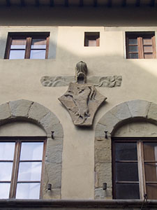 Stemmi sulla facciata dell'Accademia delle Arti del Disegno, Firenze.