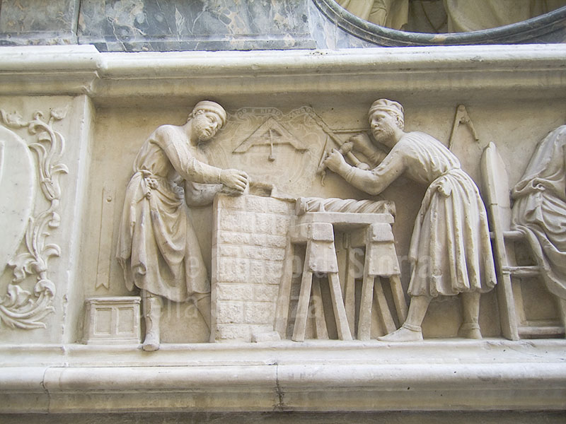 Tabernacolo dei Santi Quattro Coronati, particolare del bassorilievo raffigurante due santi al lavoro: uno edifica un muro, l'altro, che ha un trapano in mano, lavora su una colonna, Nanni di Banco, 1408, Orsanmichele, Firenze.