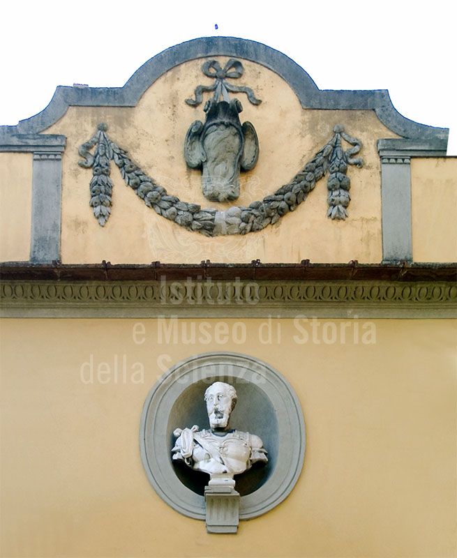 Busto sulla facciata di Villa Schifanoia, Fiesole.