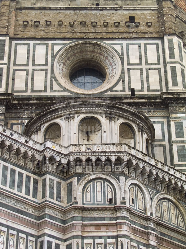 One of the "dead tribunes" built by Brunelleschi to sustain the horizontal thrusts of the Dome of the Cathedral of Florence.  In the middle of one of the niches, note the wooden hoist used to lift the material.