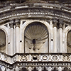 Una delle "Tribune morte" aggiunte da Brunelleschi per contrafortare la Cupola del Duomo di Firenze. Al centro di una delle nicchie  ancora visibile l'argano estensibile in legno utizzato per l'innalzamento dei carichi.
