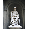 Statua di Arnolfo di Cambio rivolta verso il Duomo da lui progettato, Firenze.
