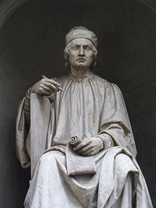 Statua di Arnolfo di Cambio, progettista del Duomo di Santa Maria del Fiore di Firenze, rivolta verso la chiesa.