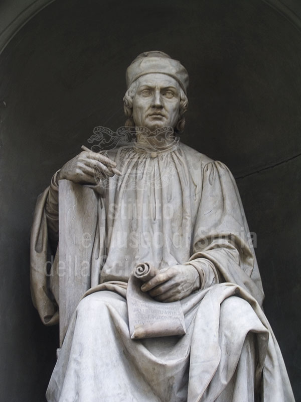 Statua di Arnolfo di Cambio, progettista del Duomo di Santa Maria del Fiore di Firenze, rivolta verso la chiesa.